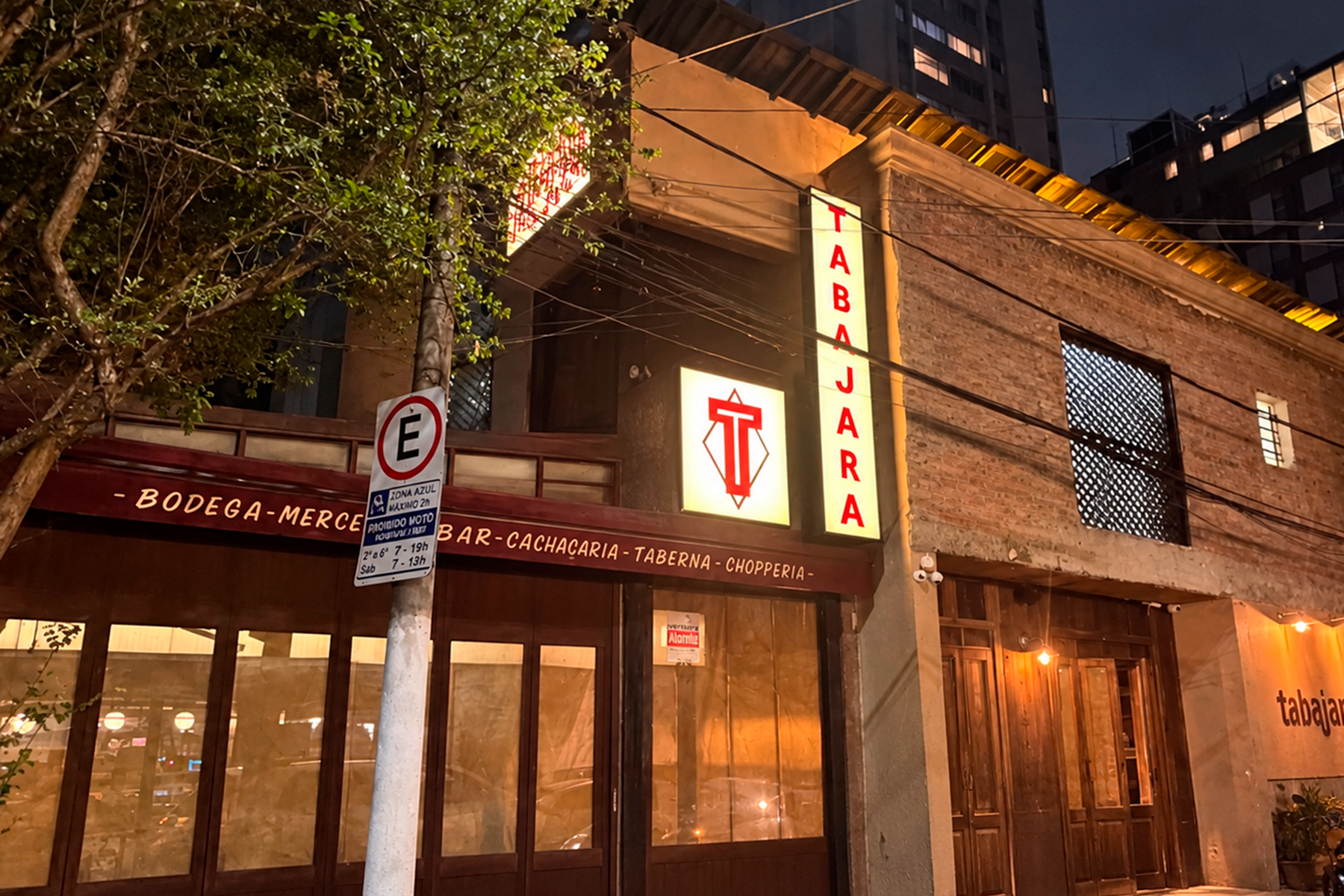 Fachada do Tabajara à noite, com letreiro luminoso